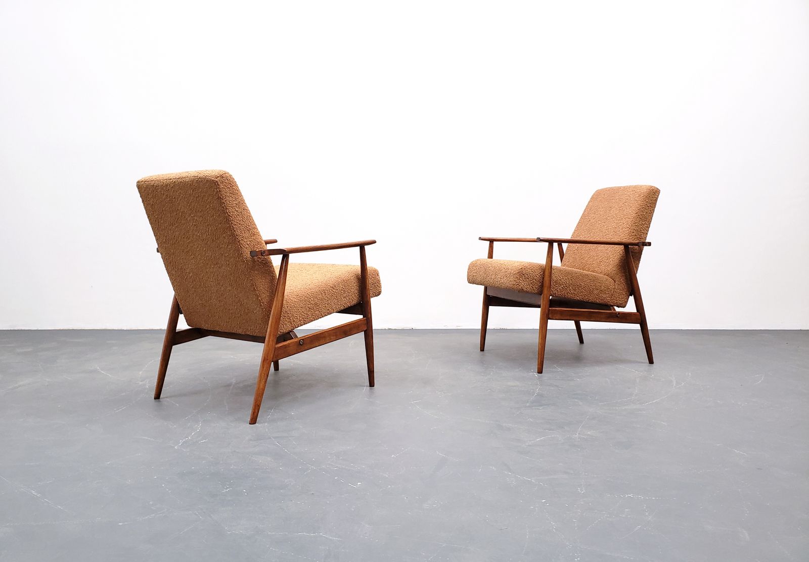 Set Of Two   1960 Henryk Lis Armchairs In Mocha Mousse Boucle photo buy