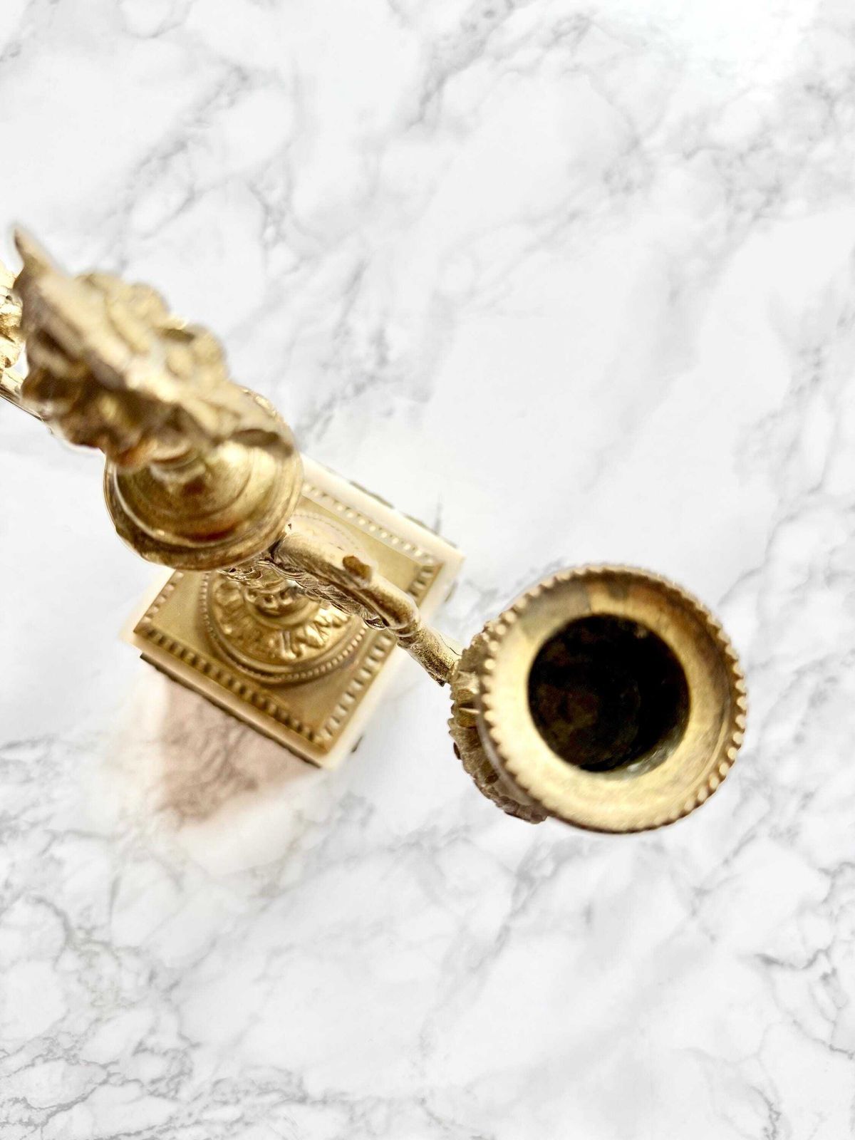 photo furniture Pair Of Antique French Ormoulu Gilded Bronze And White Marble 2 Lights Candle Sticks Holders Louis XVI Style Neoclassical Decor Chateau