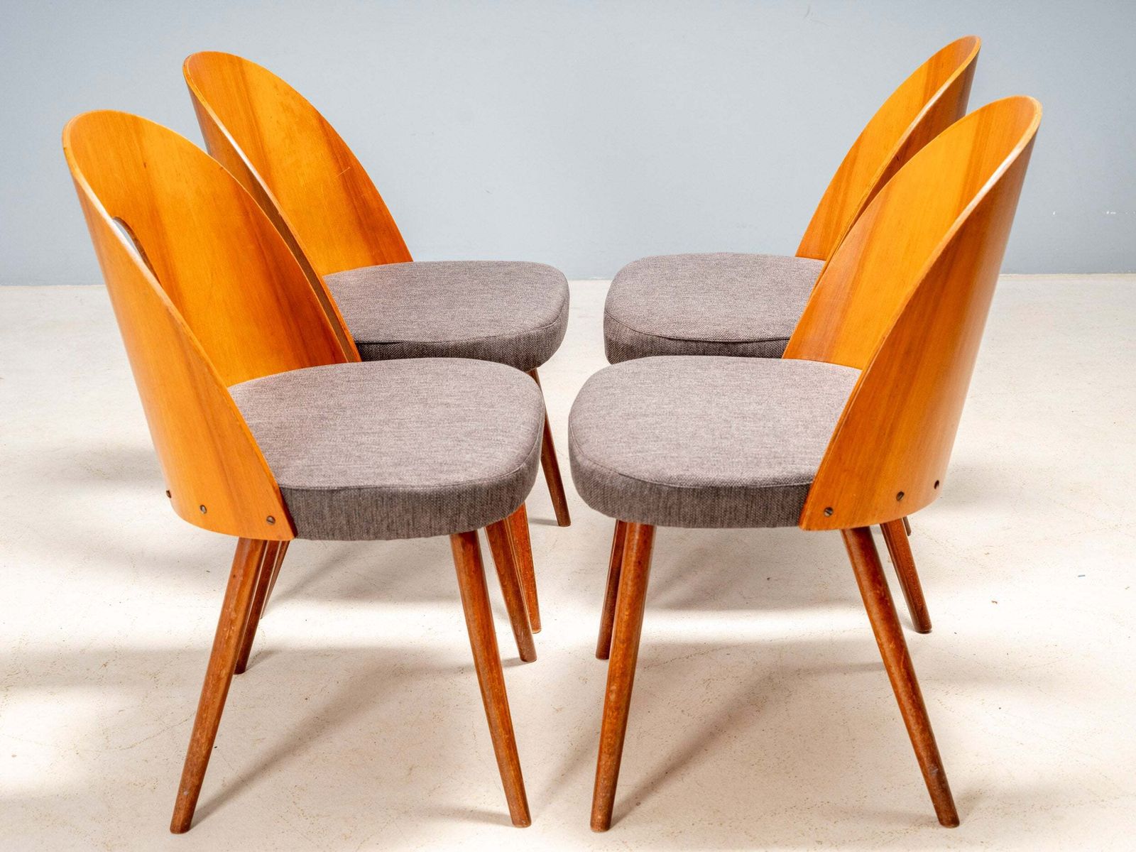 Antonín šuman Eetkamerstoelen, Tatra Nábytok, Tsjecho Slowakije Jaren 1960 photo furniture