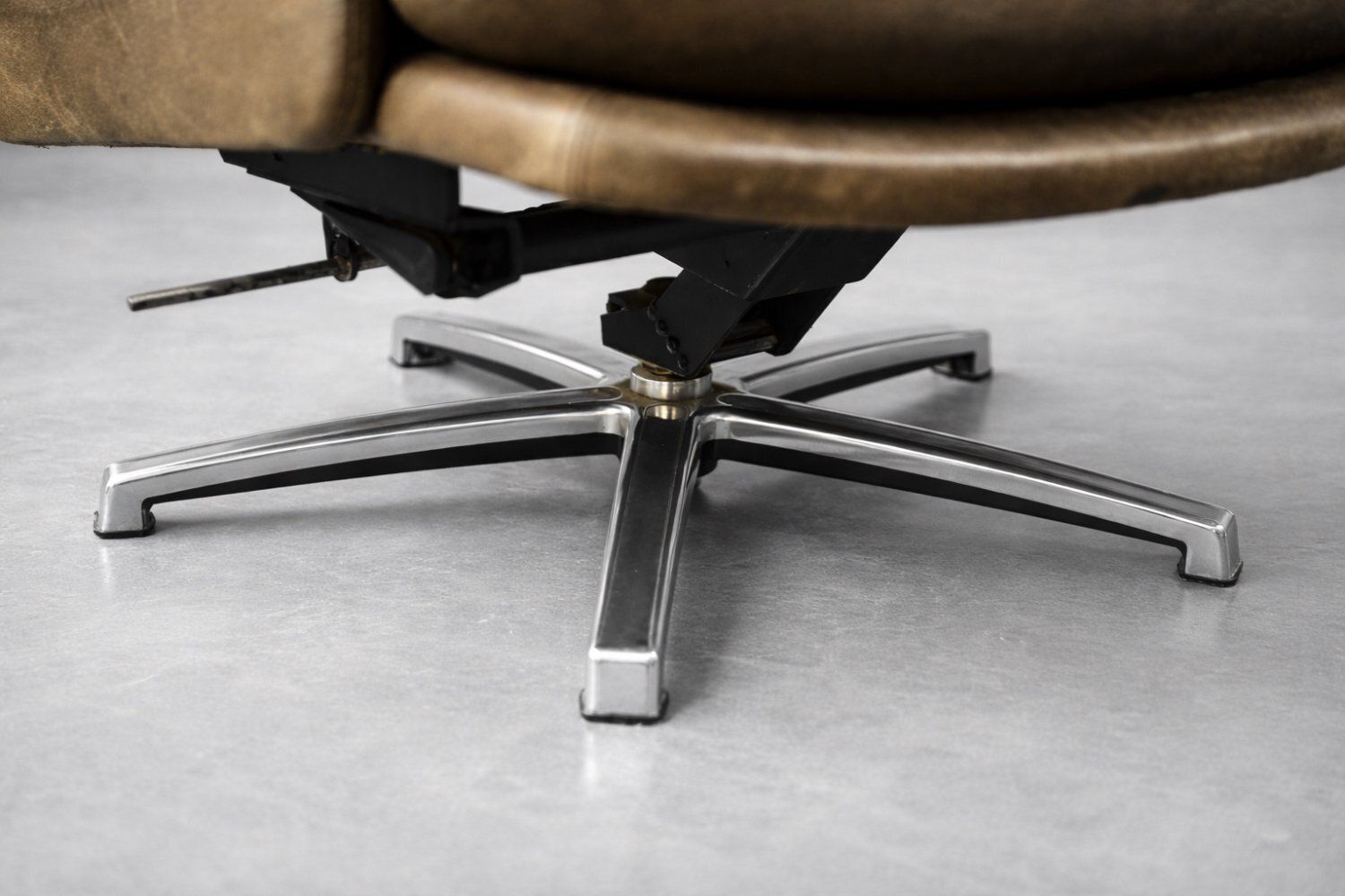 photo furniture Mid Century Modern German Brown Leather Lounge Swivel Chair From Musterring, 1960s