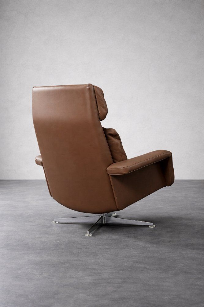 photo for sale Set Mid Century Modern Deense Bruinleren Draaifauteuil Met Ottoman, Jaren 1970