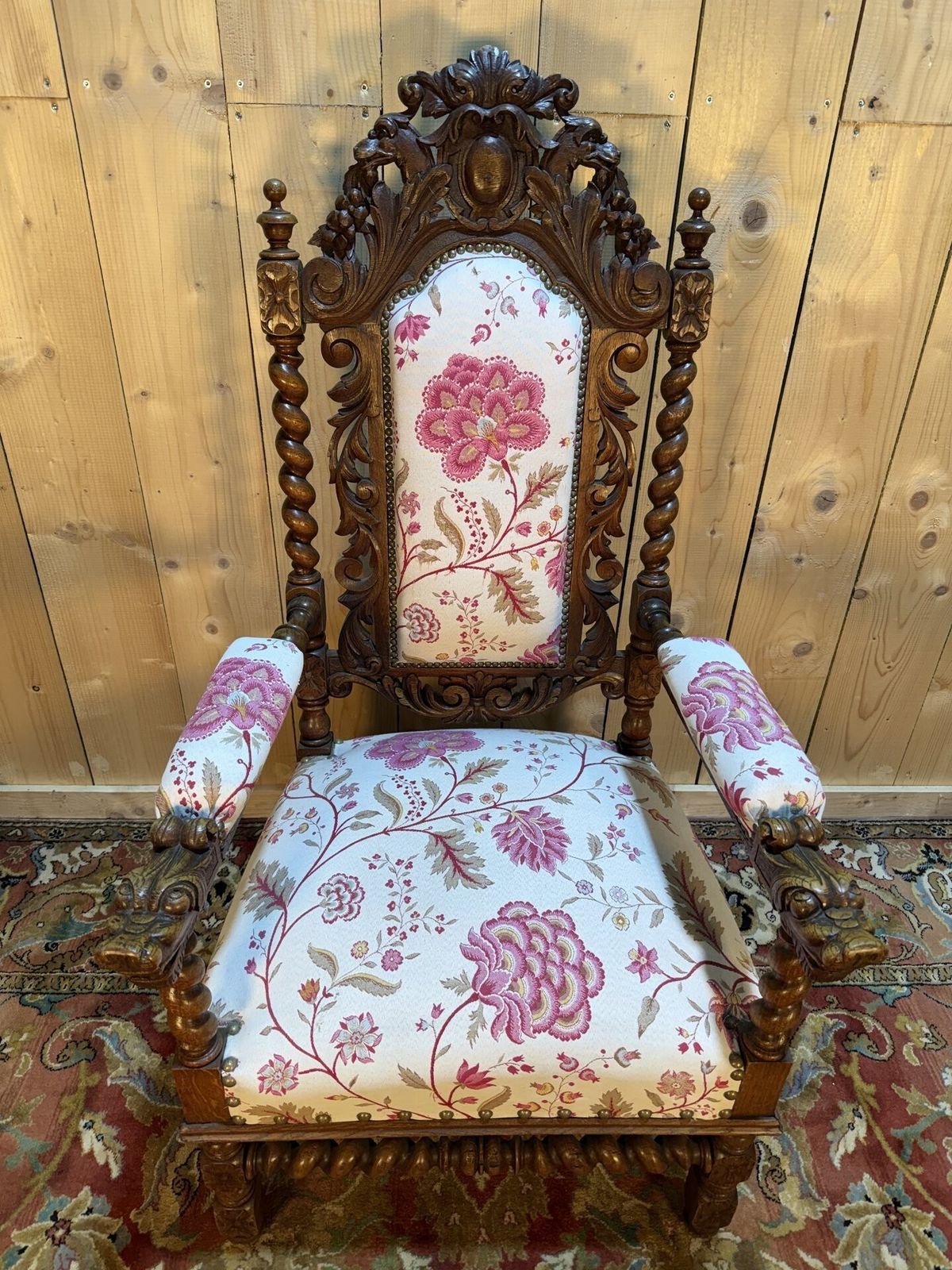 Fauteuil En Noyer Sculpté De Style Haute époque photo furniture
