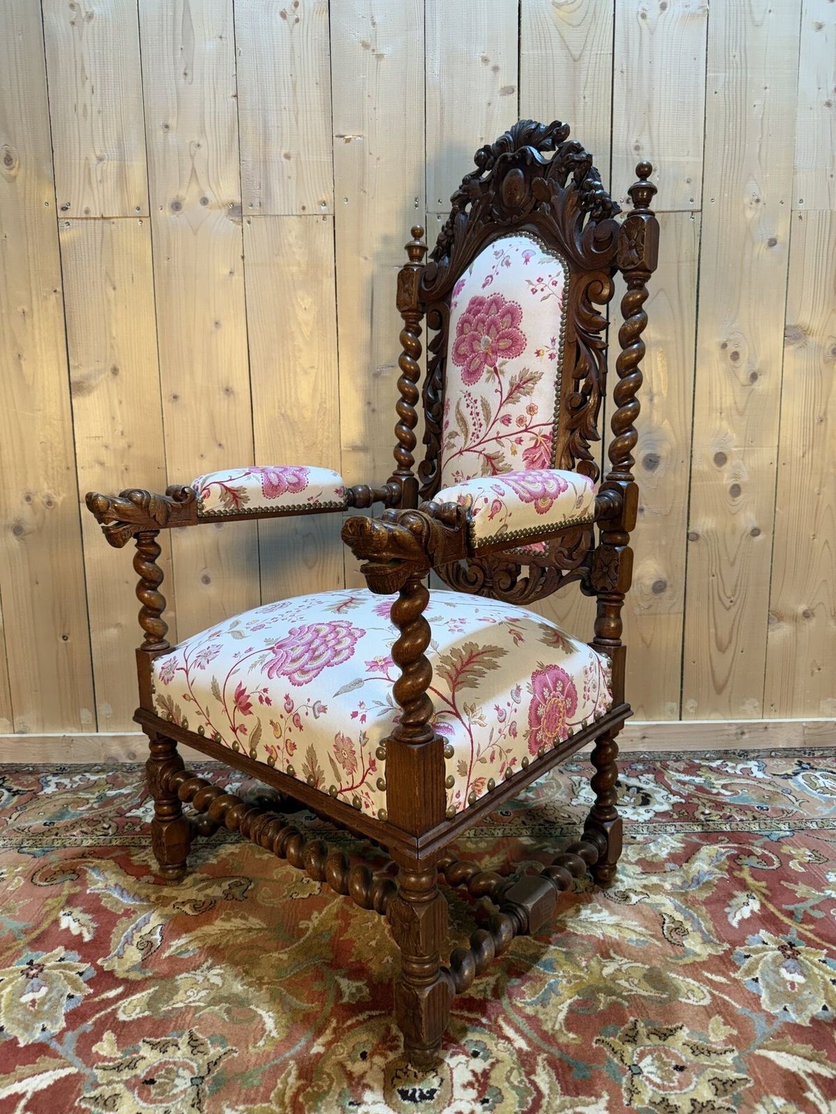 Fauteuil En Noyer Sculpté De Style Haute époque photo 552.0