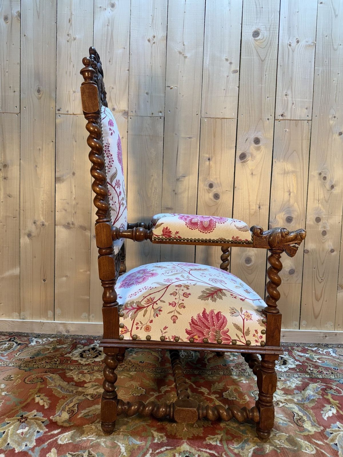 Fauteuil En Noyer Sculpté De Style Haute époque photo vintage