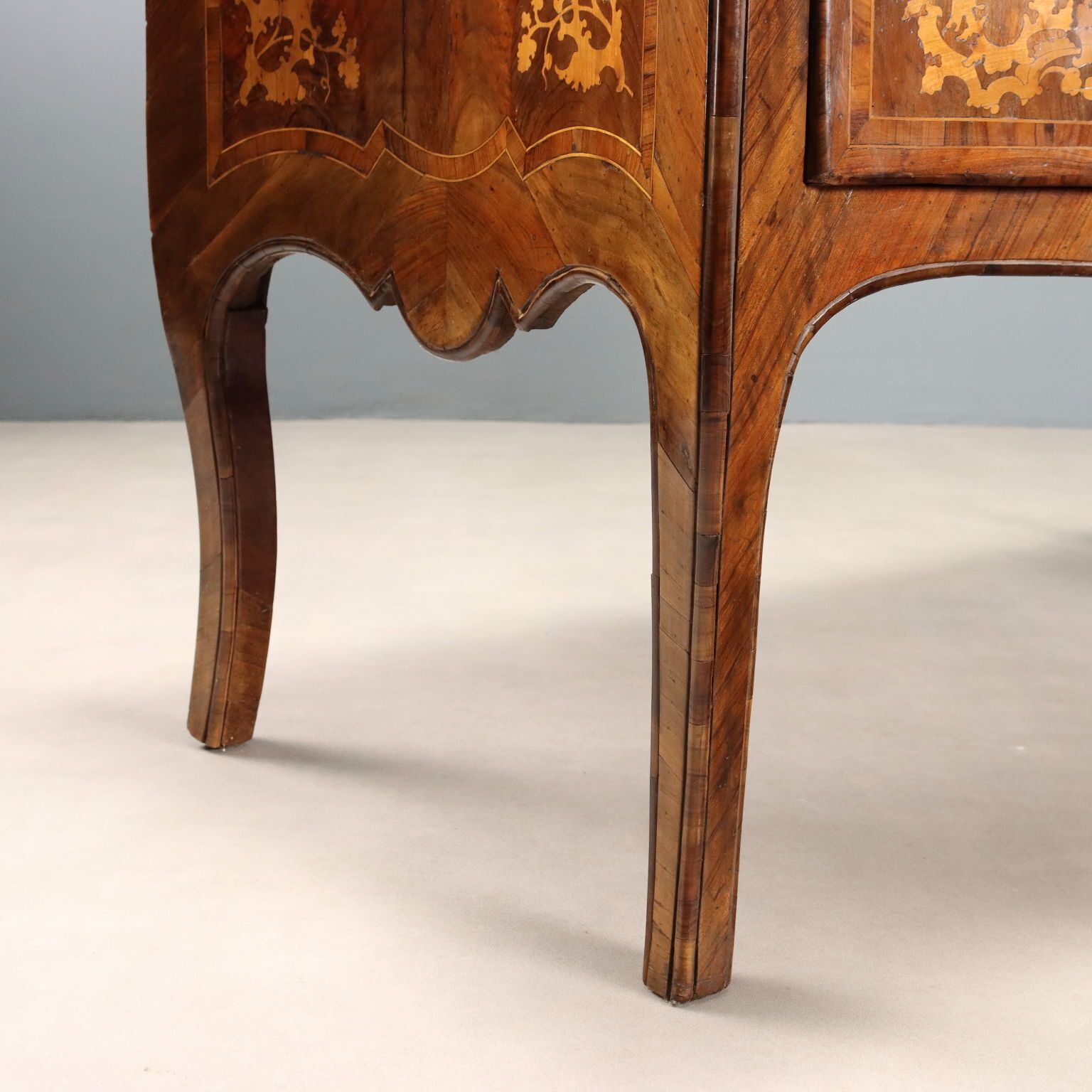 photo for sale Chest Of Drawers Baroque Walnut Italy XVIII Century