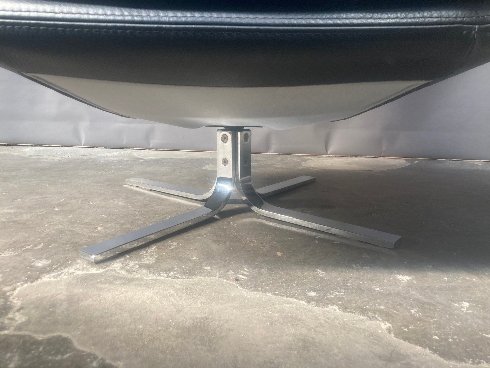 Italian Black Leather Swivel Chair In The Style Of Minotti, 1970s photo vinterior