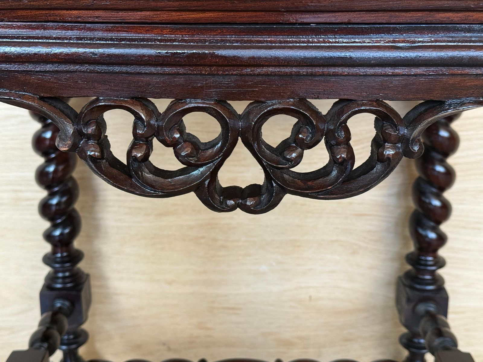 photo vintage Paire de tables de chevet françaises en bois massif sculpté, colonnes salomoniques, XXe siècle