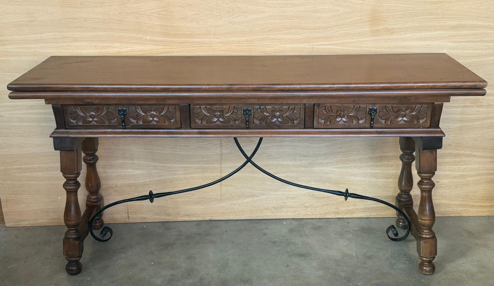 Console espagnole à abattant du début du XXe siècle, avec entretoise en fer et 3 tiroirs photo furniture