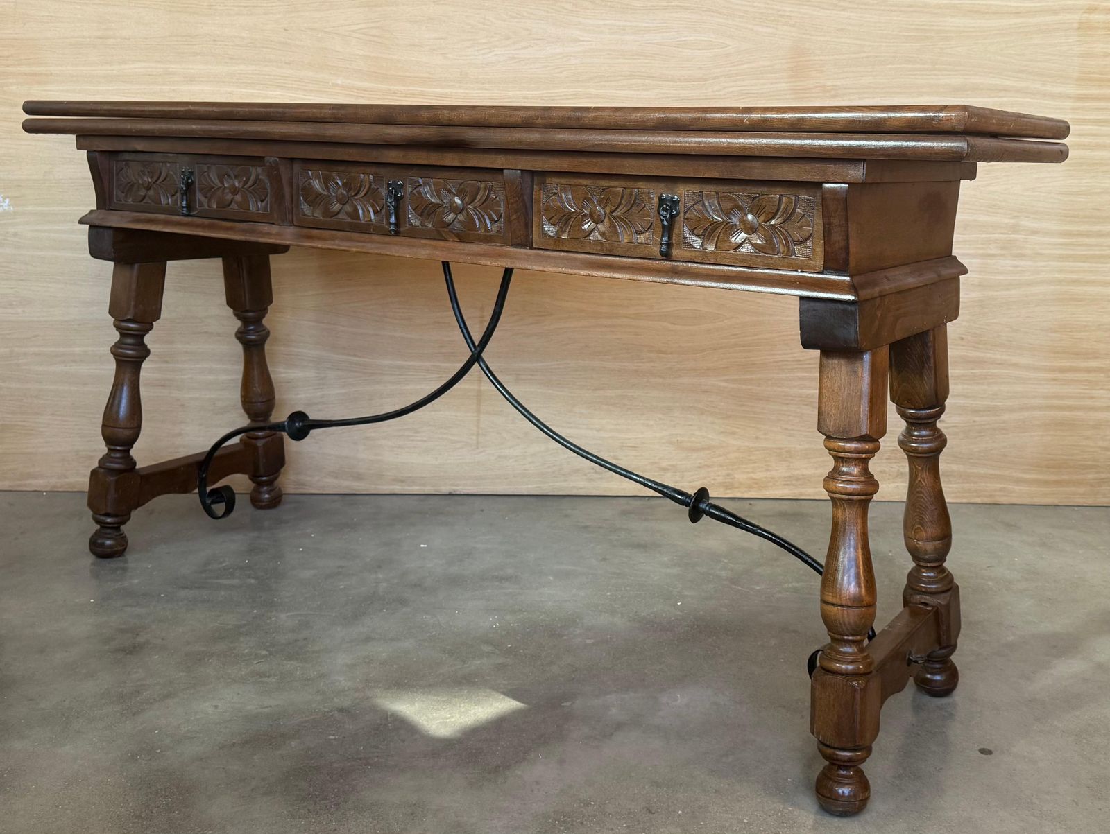 Console espagnole à abattant du début du XXe siècle, avec entretoise en fer et 3 tiroirs photo for sale
