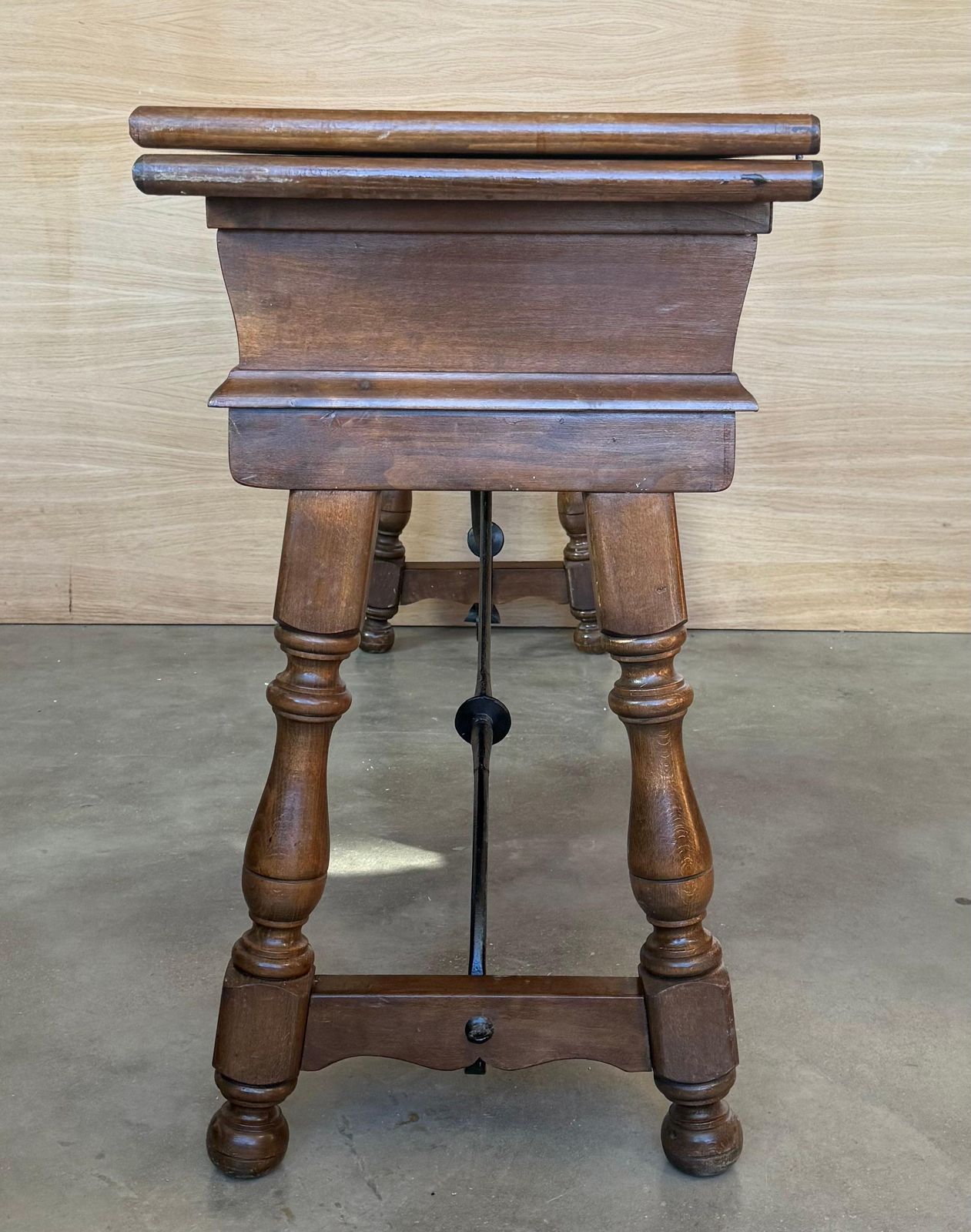 Console espagnole à abattant du début du XXe siècle, avec entretoise en fer et 3 tiroirs photo buy