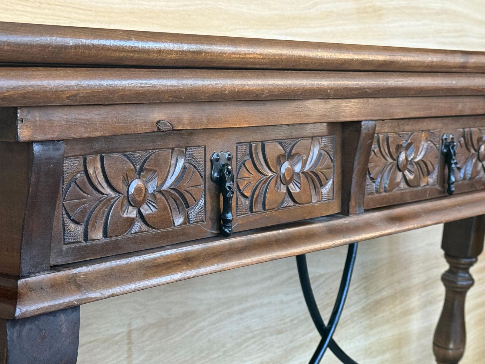 Mobilier Console espagnole à abattant du début du XXe siècle, avec entretoise en fer et 3 tiroirs photo