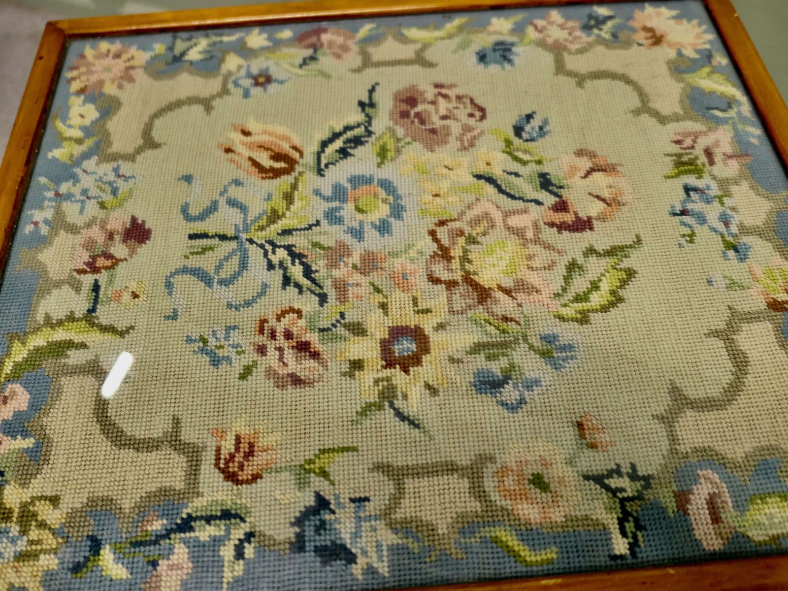 Metamorphic Embroidered Fire Screen Occasional Table Superb Expertly Hand Embroidered photo vinterior
