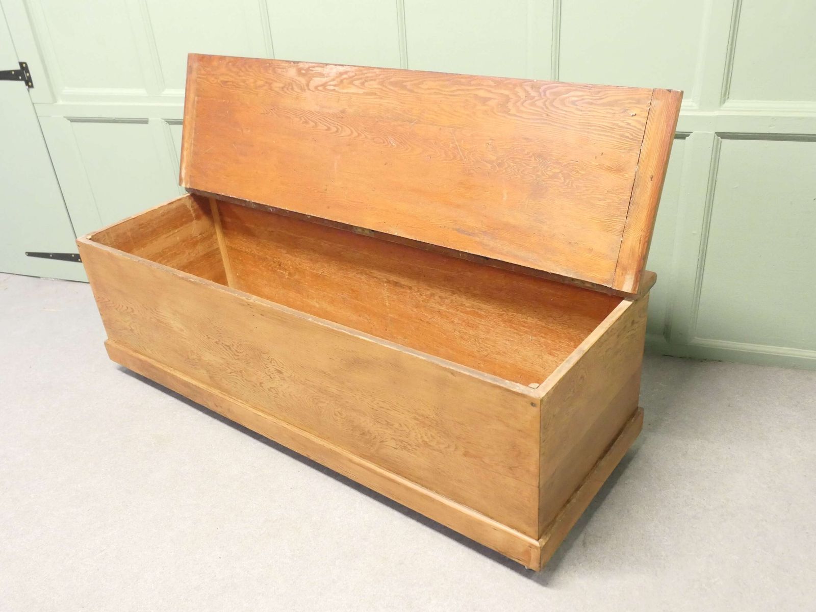 Long Narrow Victorian Pitch Pine Box photo vinterior