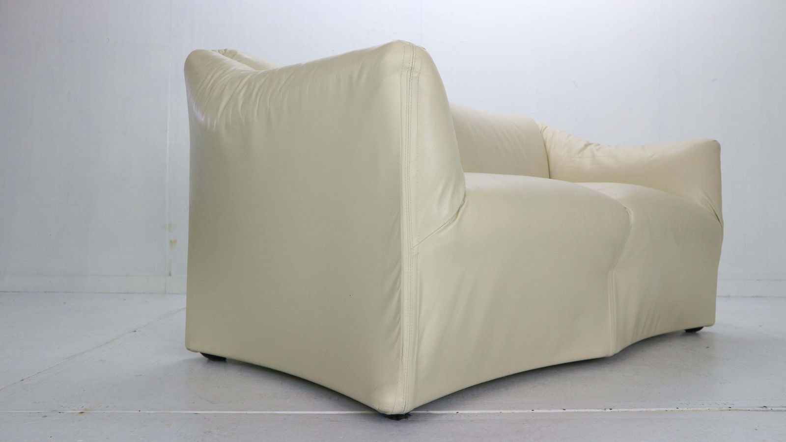 Mario Bellini "Tentazione" Leather Sofa Or Loveseat For Cassina, 1970s photo vinterior