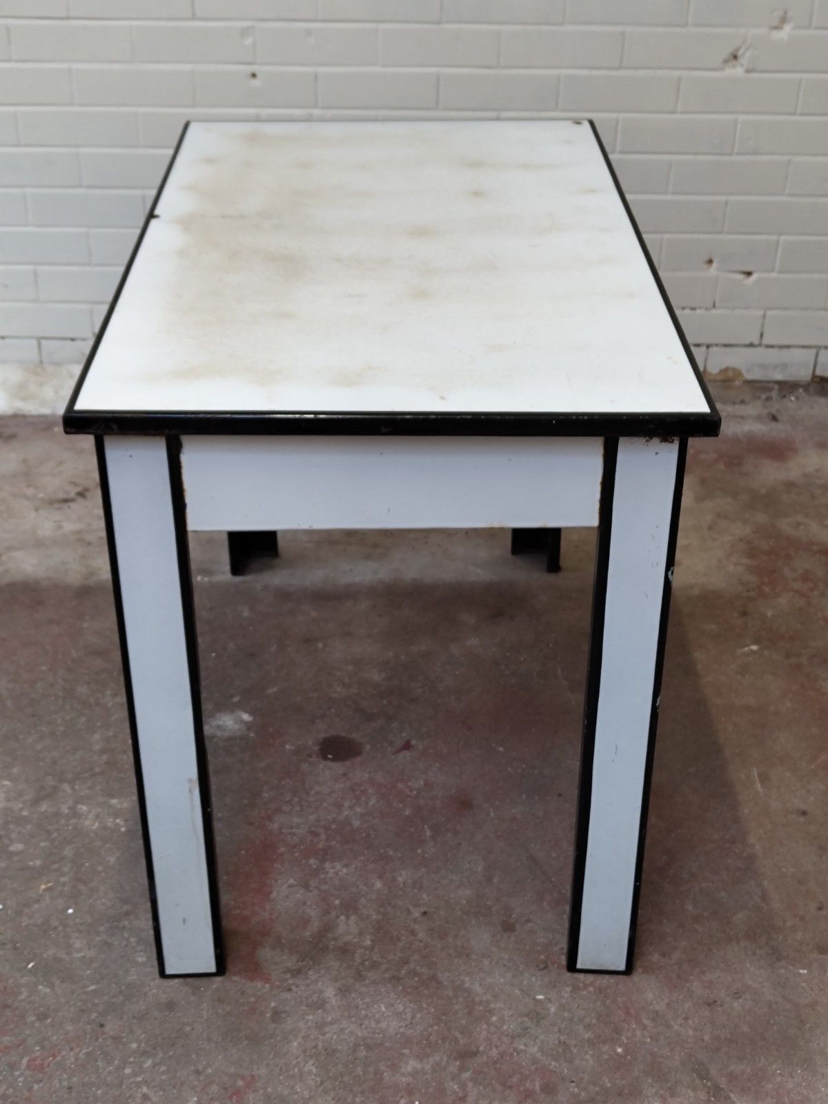 photo vintage Antique Vintage 1940s French Enamel Metal Doctors Desk