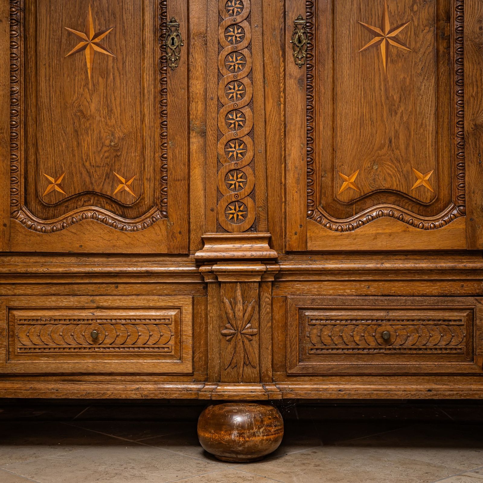 photo furniture Oak Baroque Wardrobe, German, Mid 18th Century