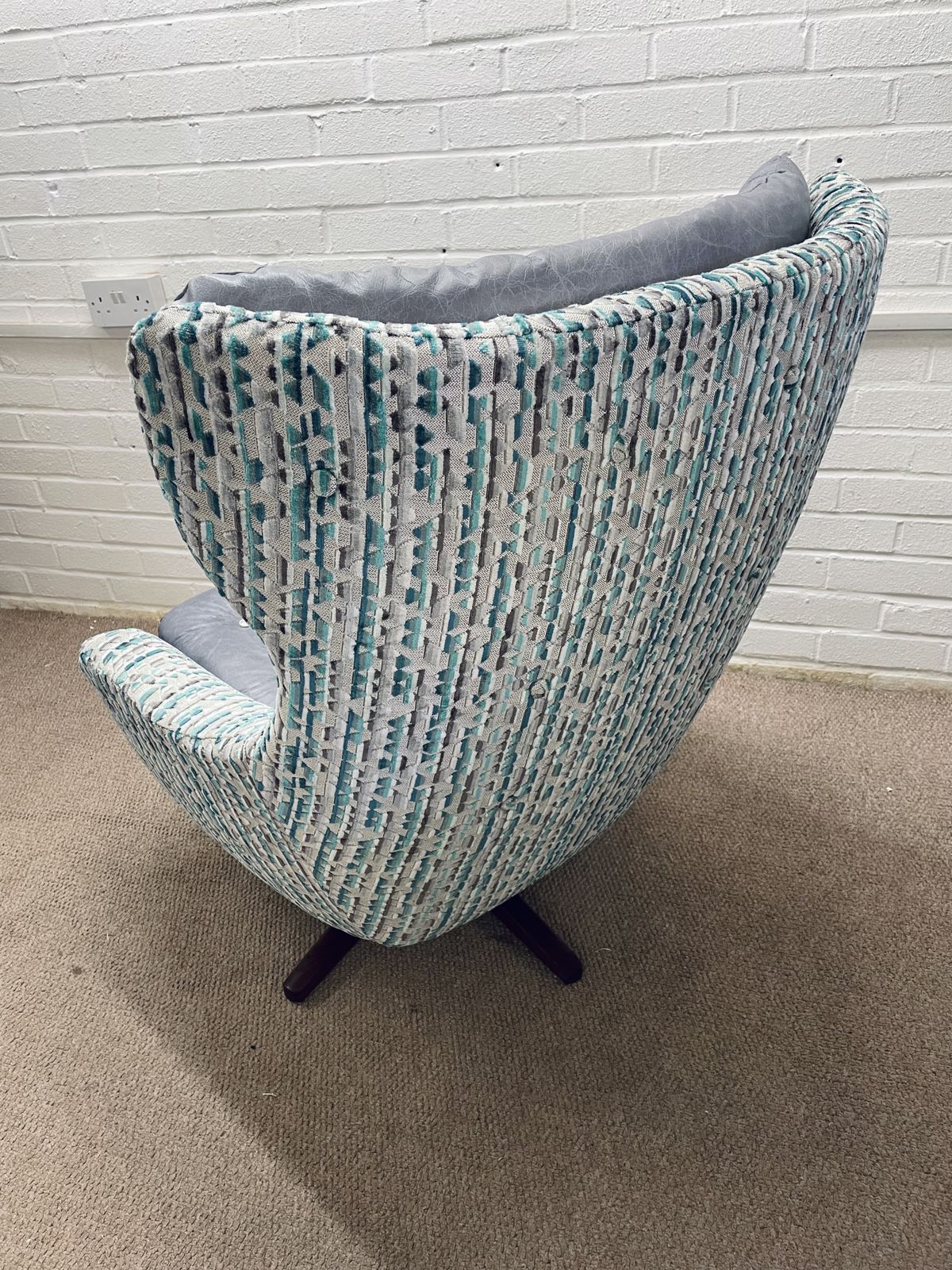 Original Parker Knoll Statesman Suite ( 3 Seater Sofa And 2 Single Swivel Chairs) Newly Refurbished photo vintage