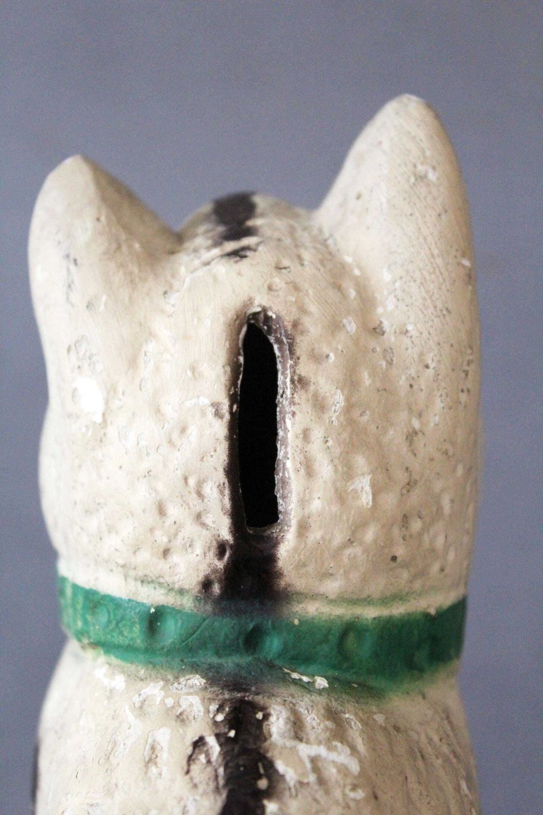 photo vinterior Antiek Frans Gipsen Spaarpotje Om Te Breken, Ca. Jaren 1900, Zittende Kat Met Strik, Verzamelobject, Gebroken Wit