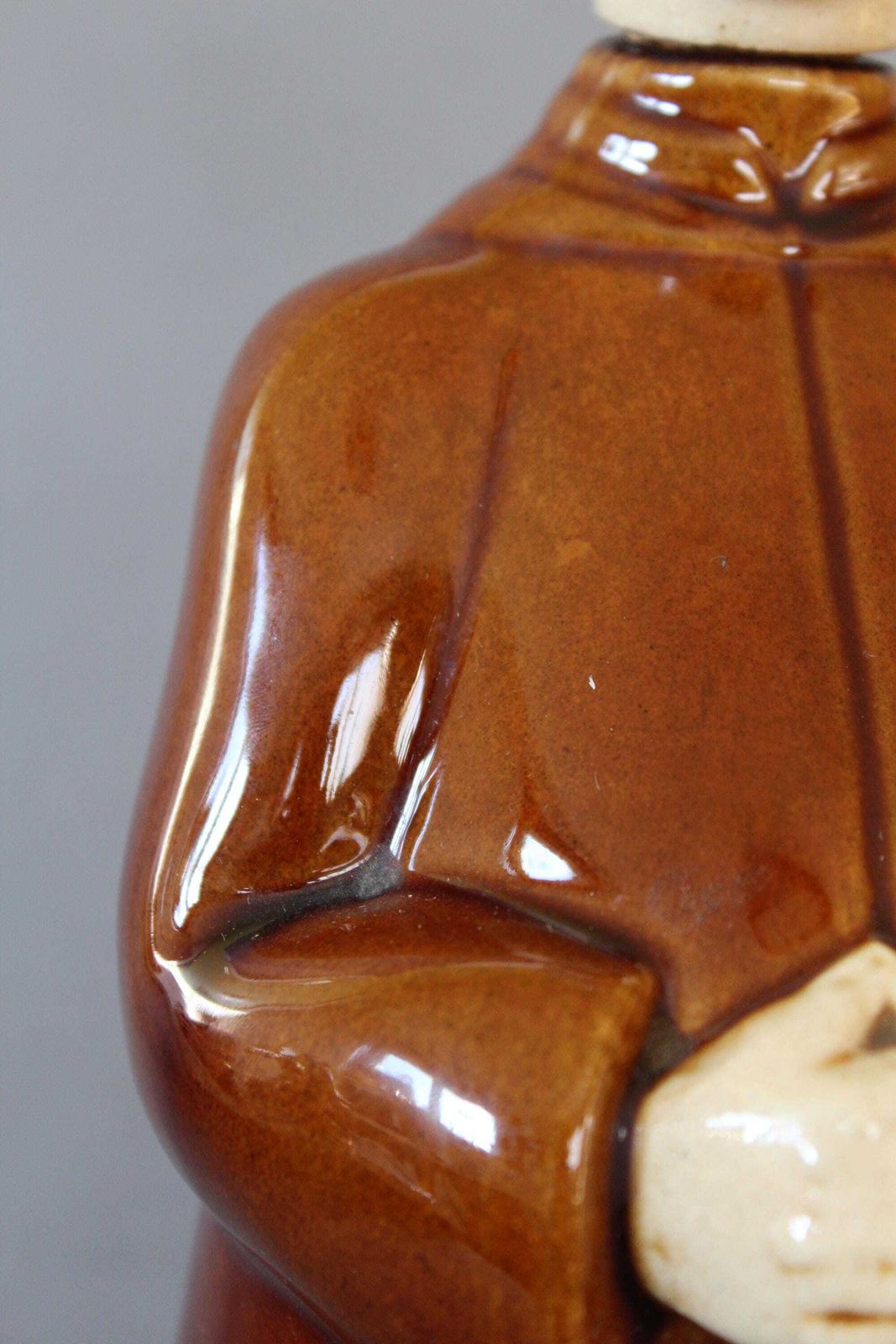 Grote Vintage Keramische Monnik Fles – Decanteerkaraf Met Muziekdoos, Quimper Keraluc Frankrijk, Kurksluiting, Figuratieve Sculptuur, Leeg photo vinterior