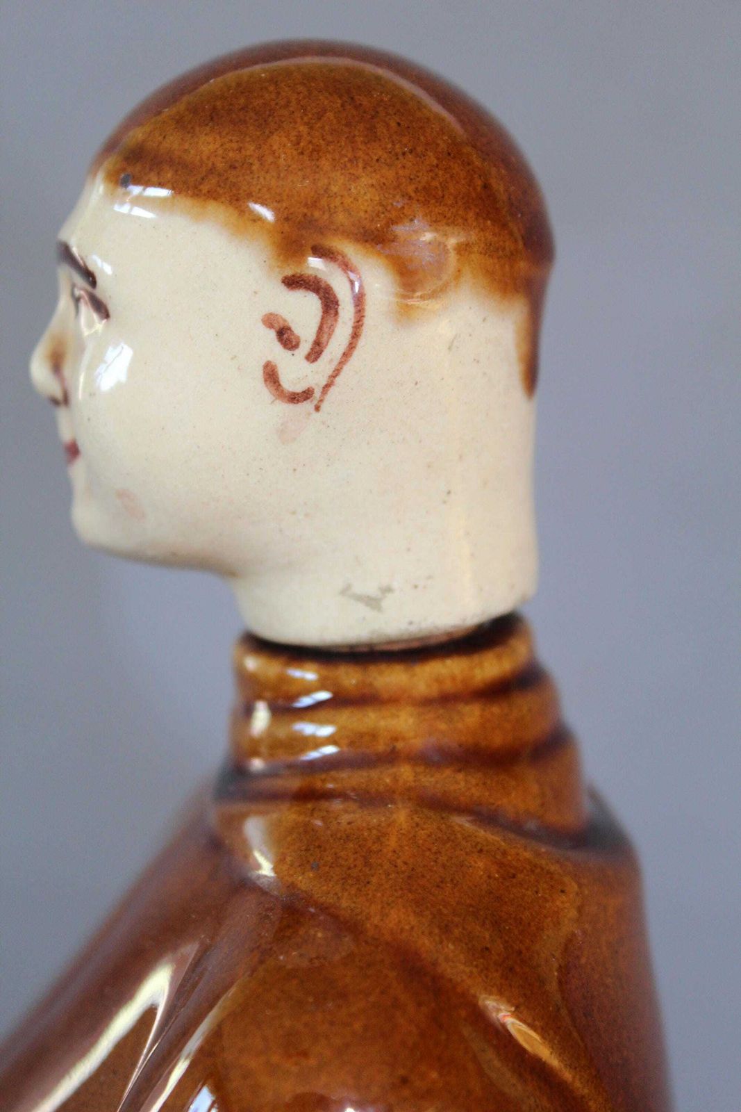 photo furniture Grote Vintage Keramische Monnik Fles – Decanteerkaraf Met Muziekdoos, Quimper Keraluc Frankrijk, Kurksluiting, Figuratieve Sculptuur, Leeg