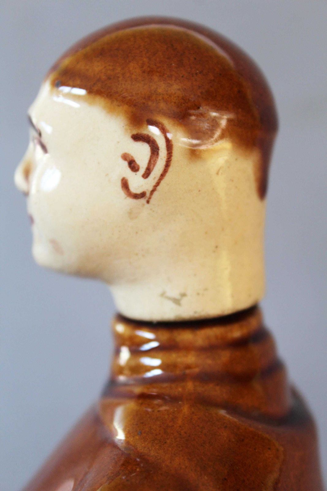 photo for sale Grote Vintage Keramische Monnik Fles – Decanteerkaraf Met Muziekdoos, Quimper Keraluc Frankrijk, Kurksluiting, Figuratieve Sculptuur, Leeg