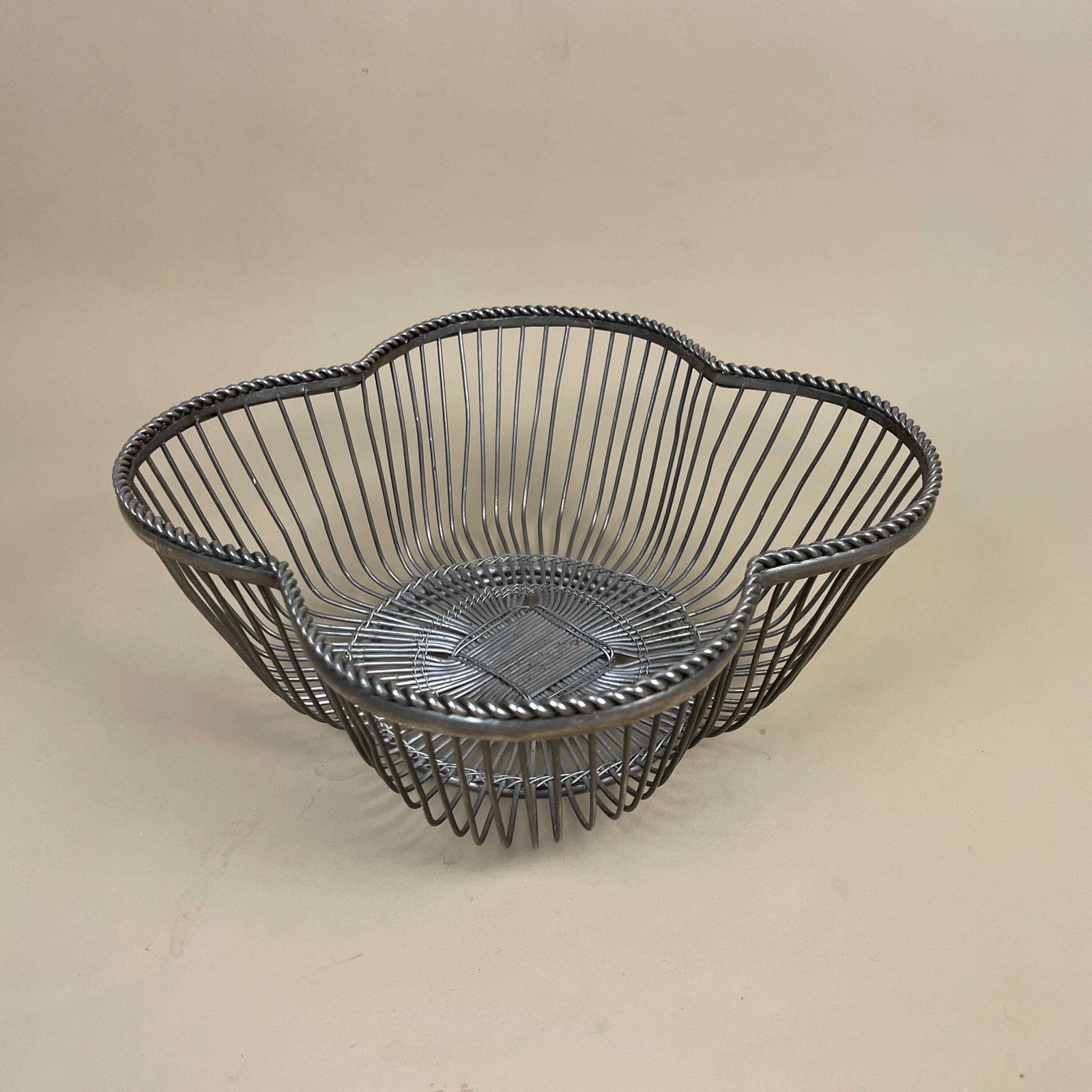 Silver Metal Wire Fruit Bowl Handmade Cage Basket Table Center Piece Rustic Modern Kitchen Decor Home Styling Decorative Display Bowl photo furniture
