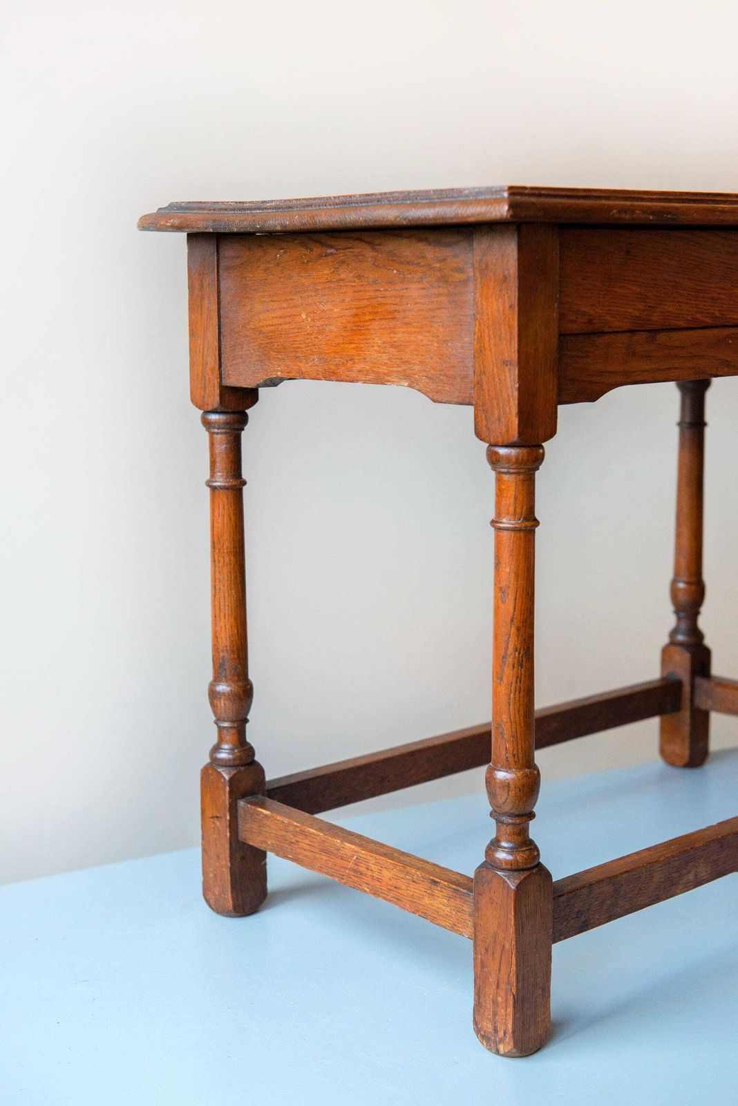 photo for sale Antiek Engelse Eiken Bijzettafel – Victoriaanse Gangtafel Met Lade En Gedraaide Poten – Houten Siertafel