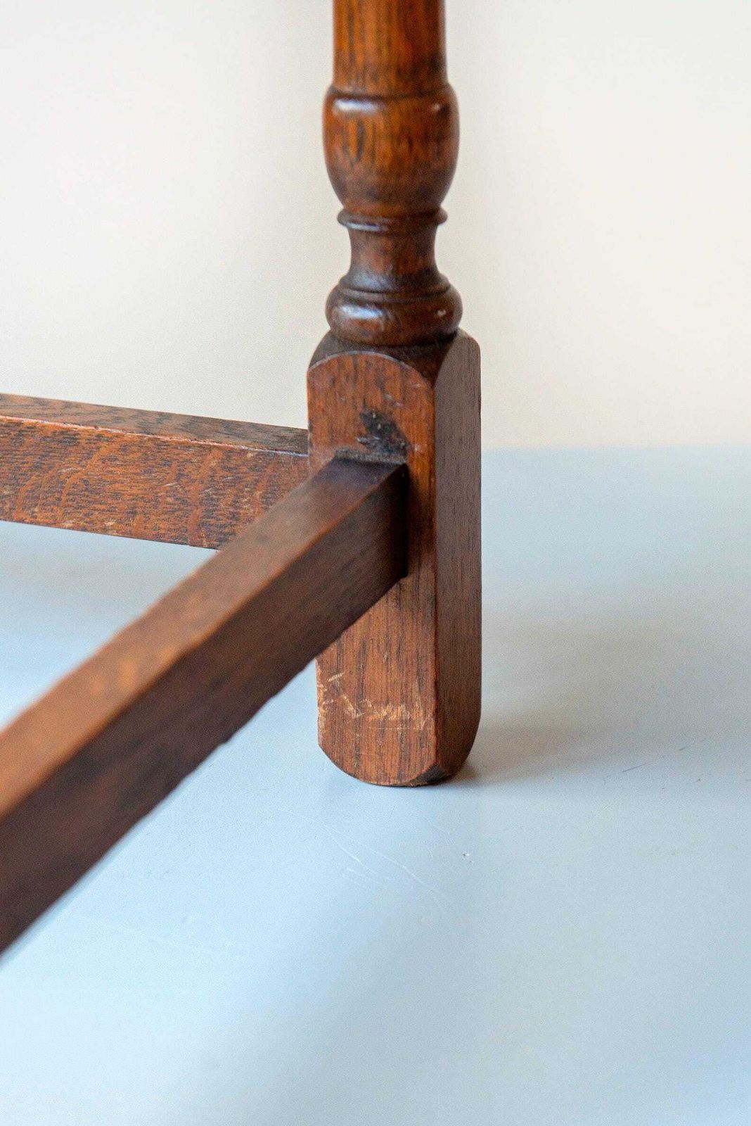 photo vintage Antiek Engelse Eiken Bijzettafel – Victoriaanse Gangtafel Met Lade En Gedraaide Poten – Houten Siertafel