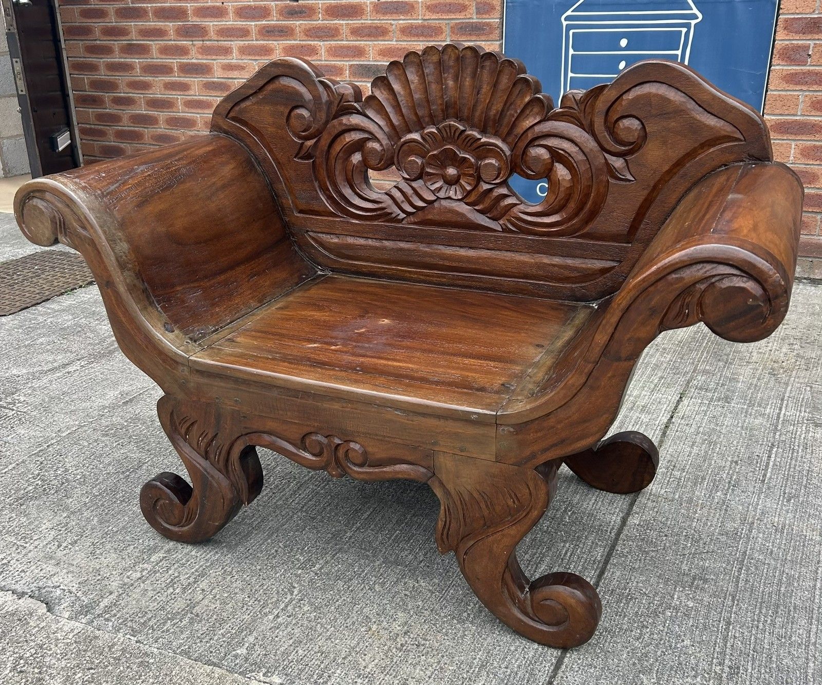 photo vintage Vintage Solid Hardwood Balinese Carved Splay Arm Settle Hall Bench Seat