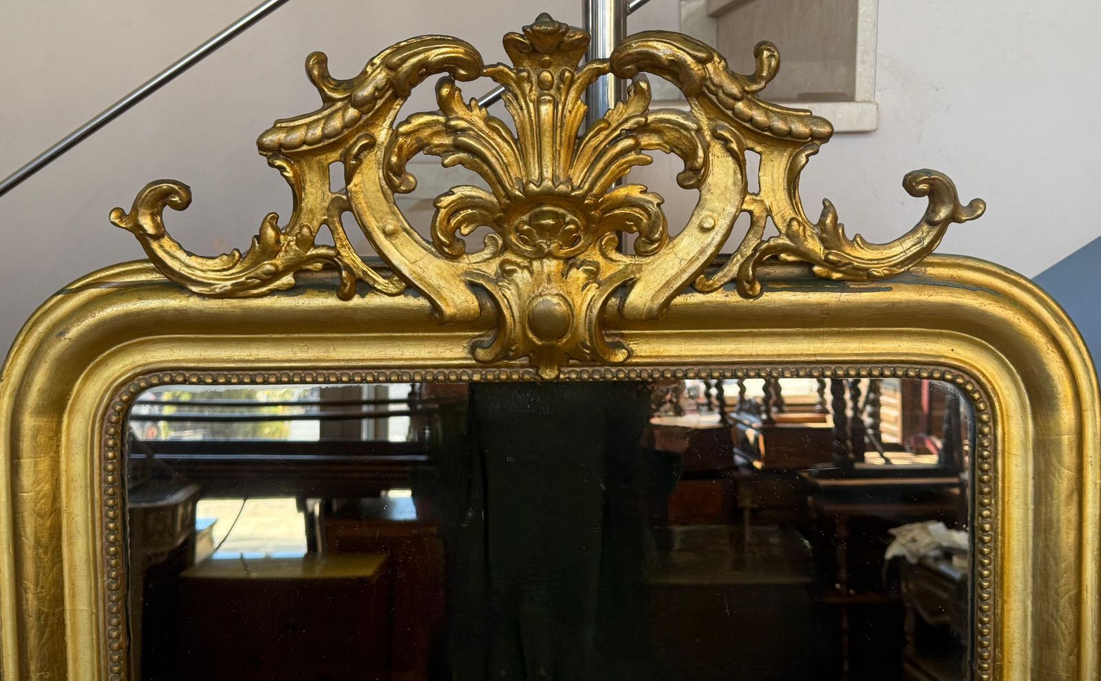 Grand miroir vertical doré à fronton floral, France, XIXe siècle photo 3300.0