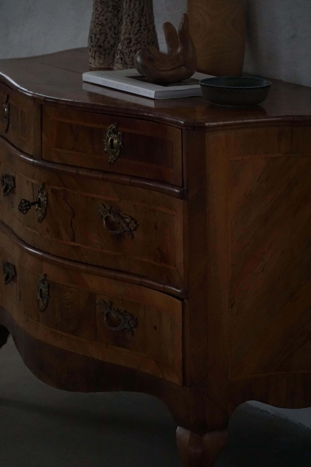 photo vintage 18th Century, Antique Serpentine Front Danish Baroque Walnut Chest Of Drawers