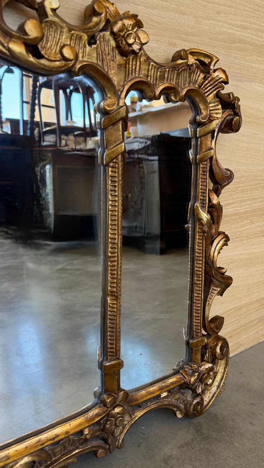 Miroir horizontal baroque espagnol en noyer sculpté et ormolu doré, XXe siècle photo buy
