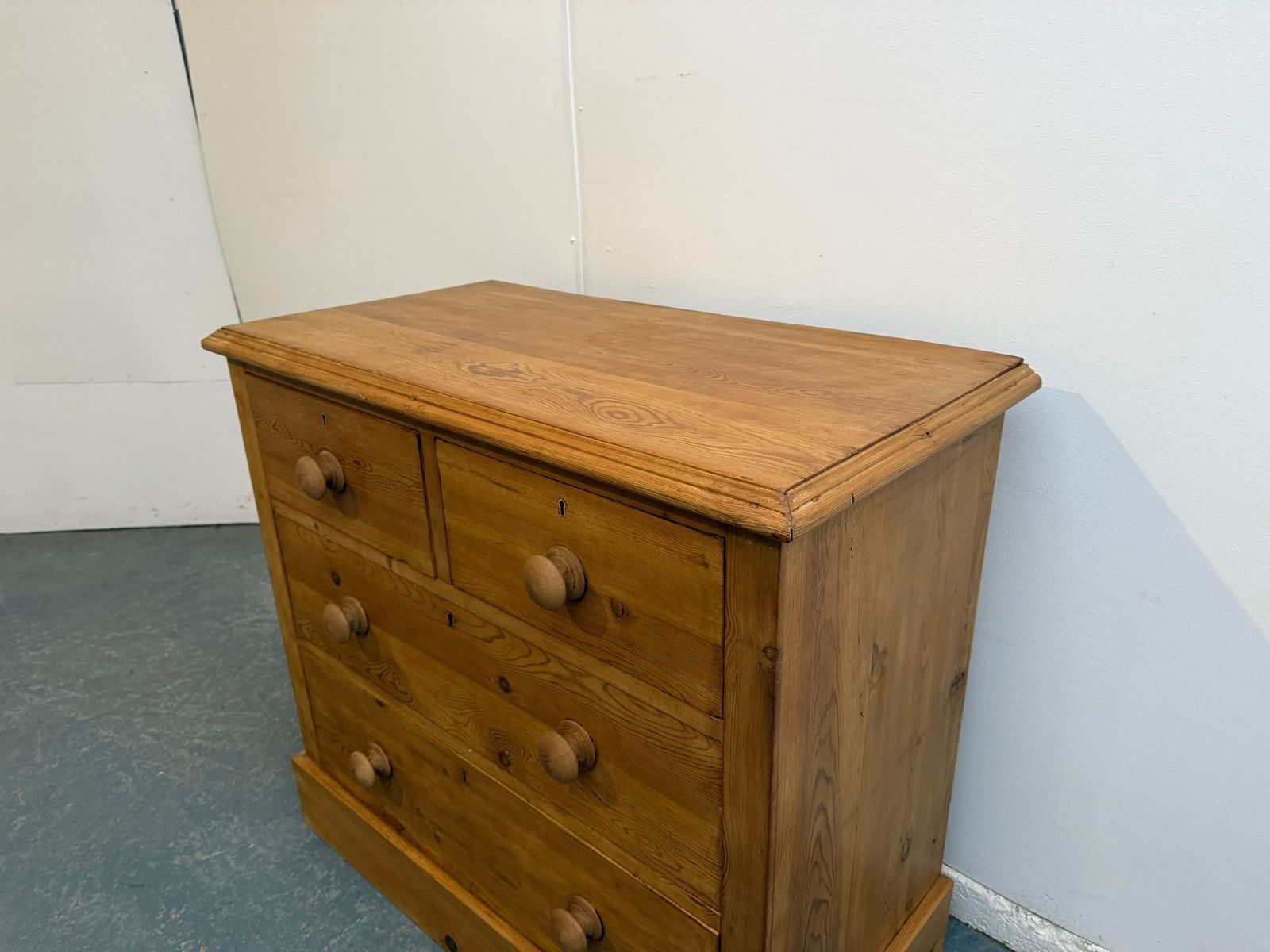 A Cracking Pine Victorian Waxed 4 Drawer Chest Of Drawers photo vinterior