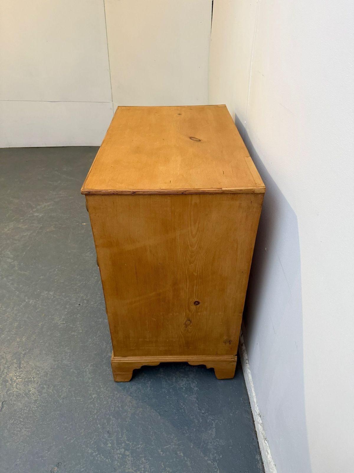 A Regency / Georgian Pine Small Waxed 3 Drawer Chest Of Drawers photo 645.0