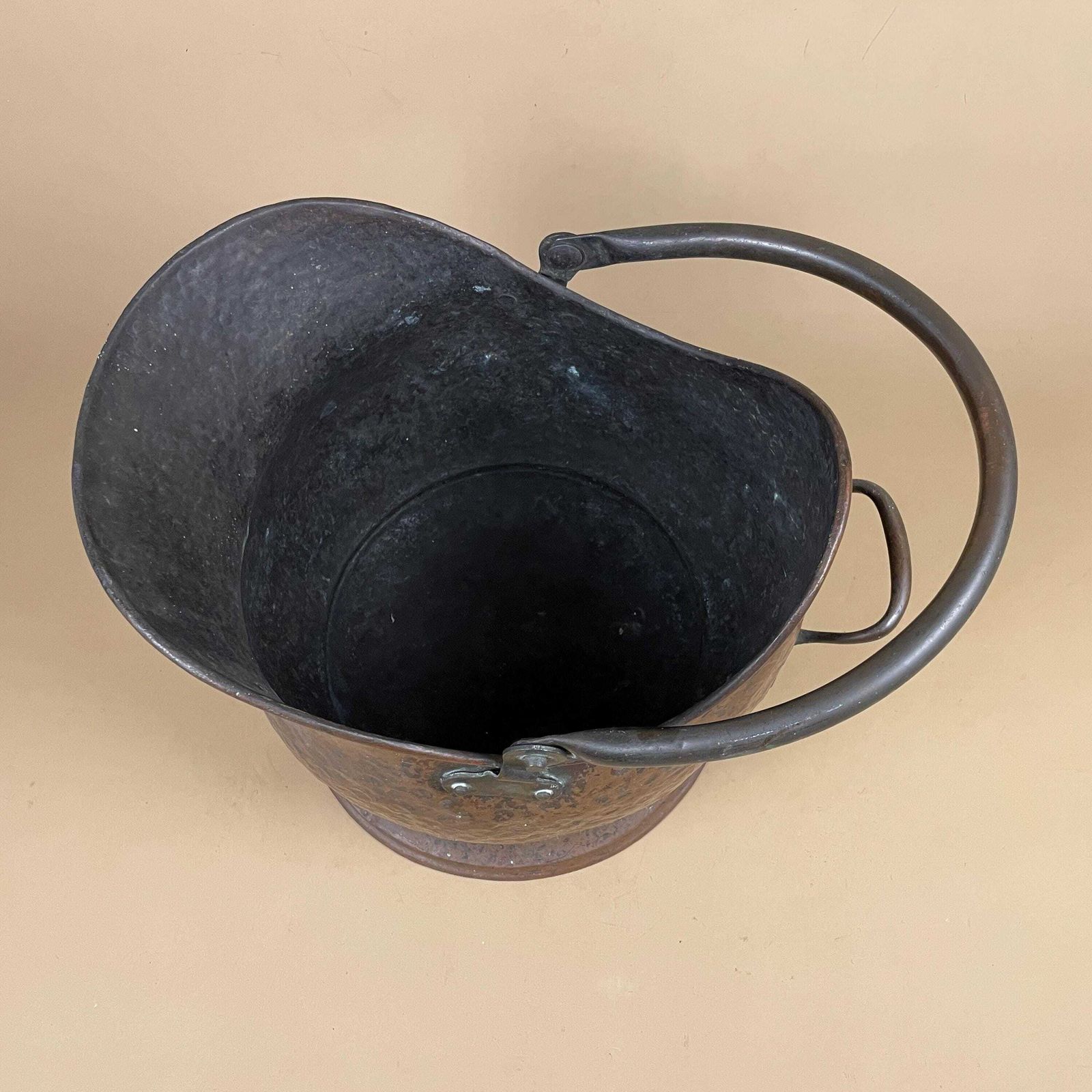 photo furniture Antique Metal Copper Coal Bucket Handle Fireside Fire Side Scuttle Copper Helmet Farmhouse Cottage Aged Patina Vintage Fireplace Hammered