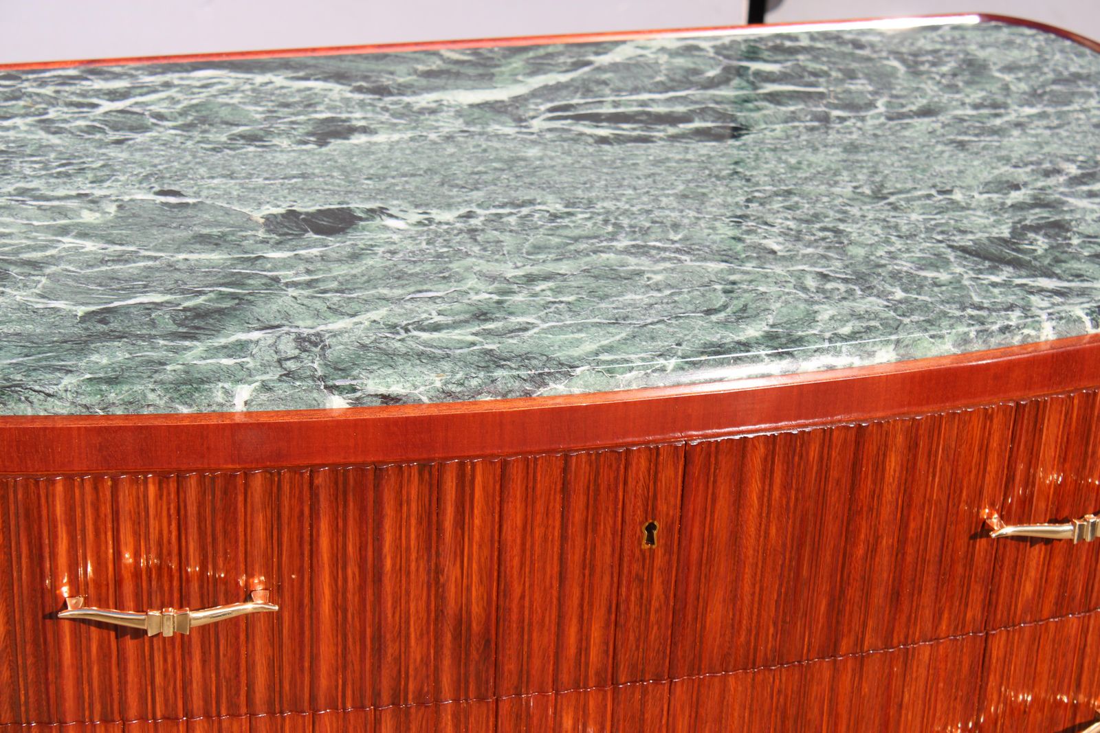 photo vintage Curved Wooden Chest Of Drawers With Green Marble Of The Alps Ducrot Paolo Buffa