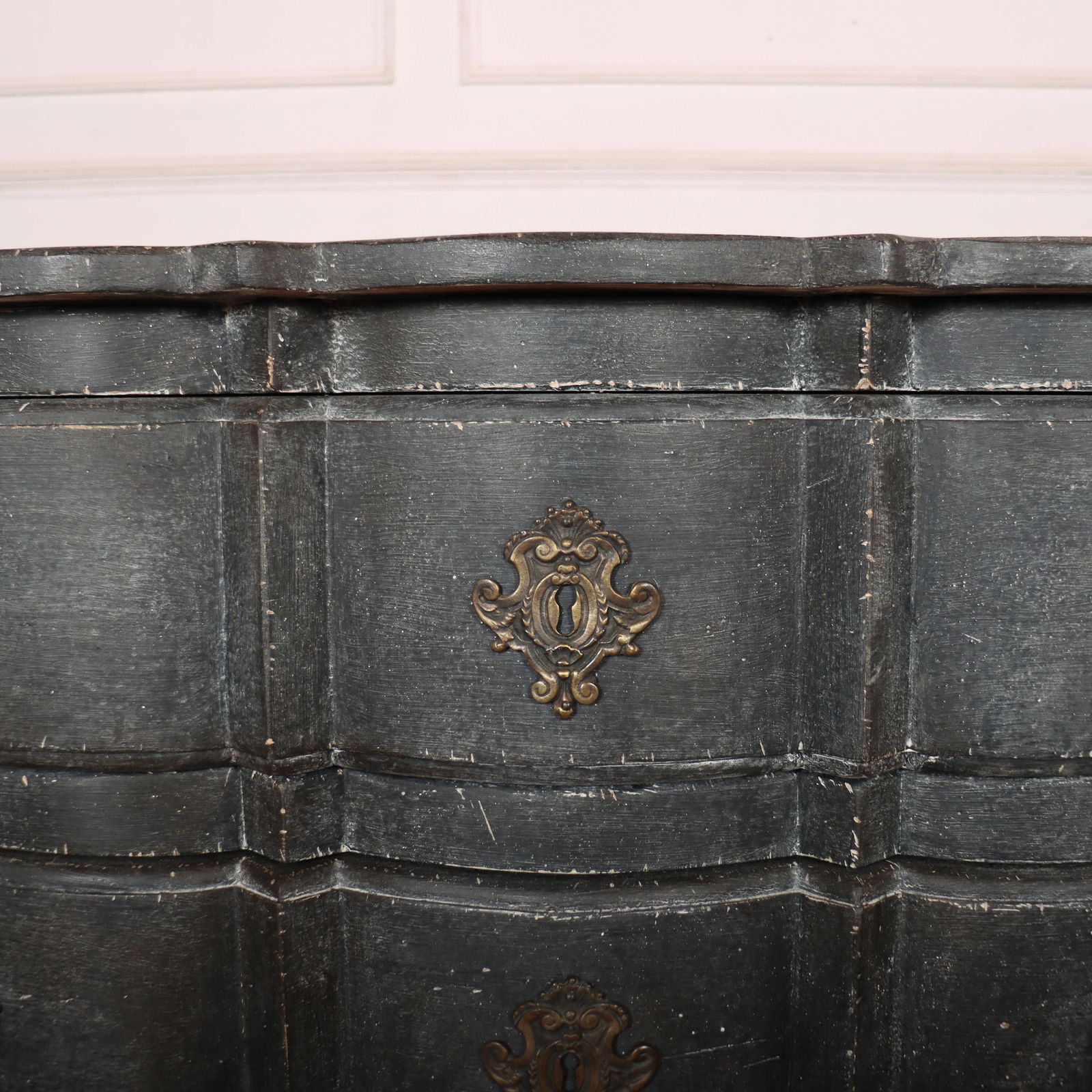 French Painted Serpentine Commode photo vinterior