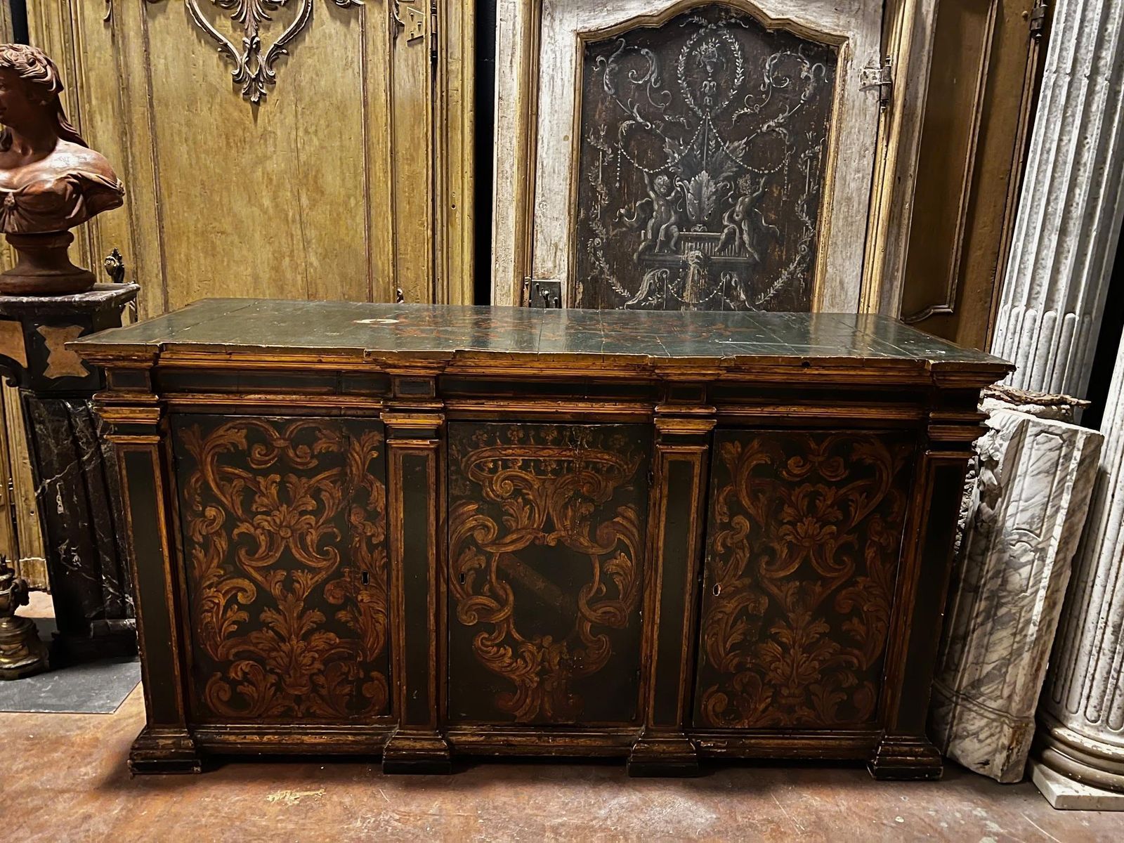 Credenza Laccata E Dipinta Con Decori Fogliacei E A Volute, Italia photo Furniture