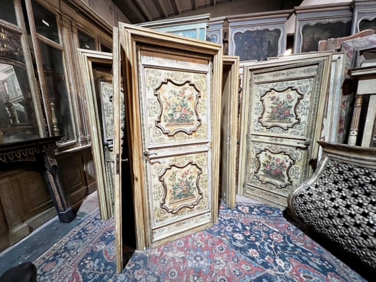 N. 4 Porte In Legno Riccamente Laccate E Dipinte A Fiori Con Telaio, Italia photo 4265.0