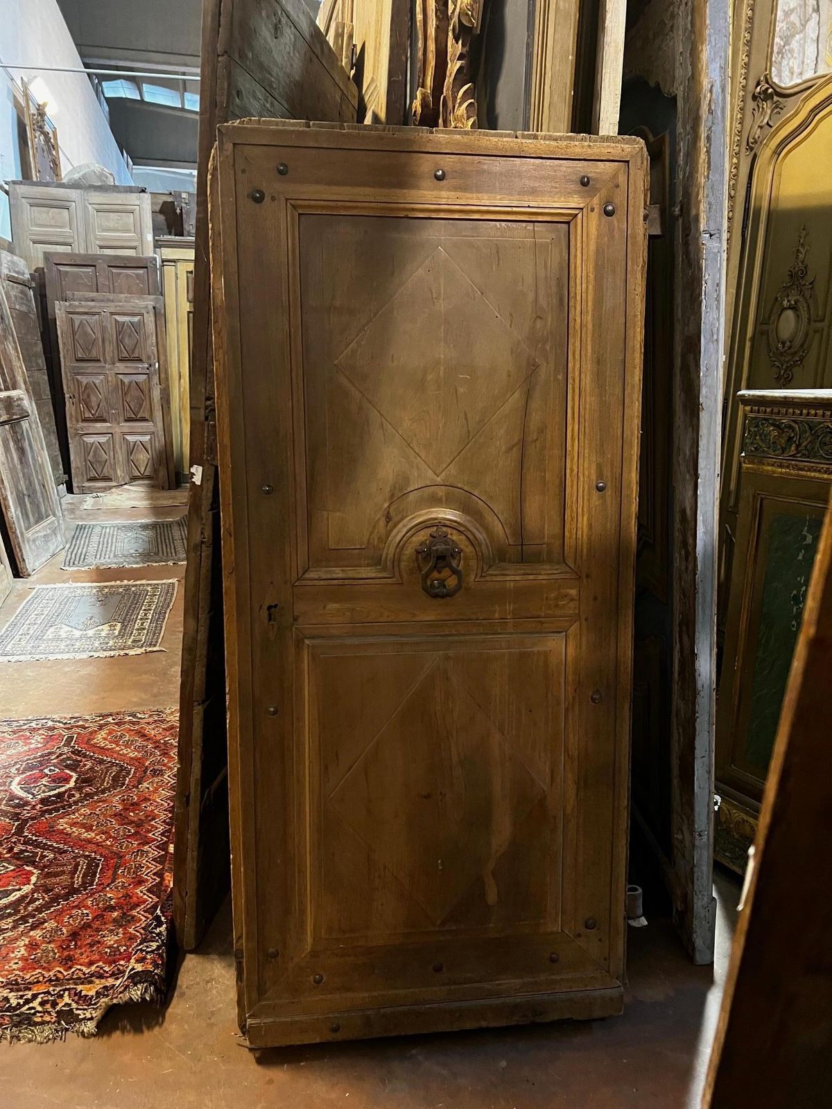 Portoncino Da Ingresso Rustico In Noce, Pannelli Scolpiti A Rombi, Italia photo furniture