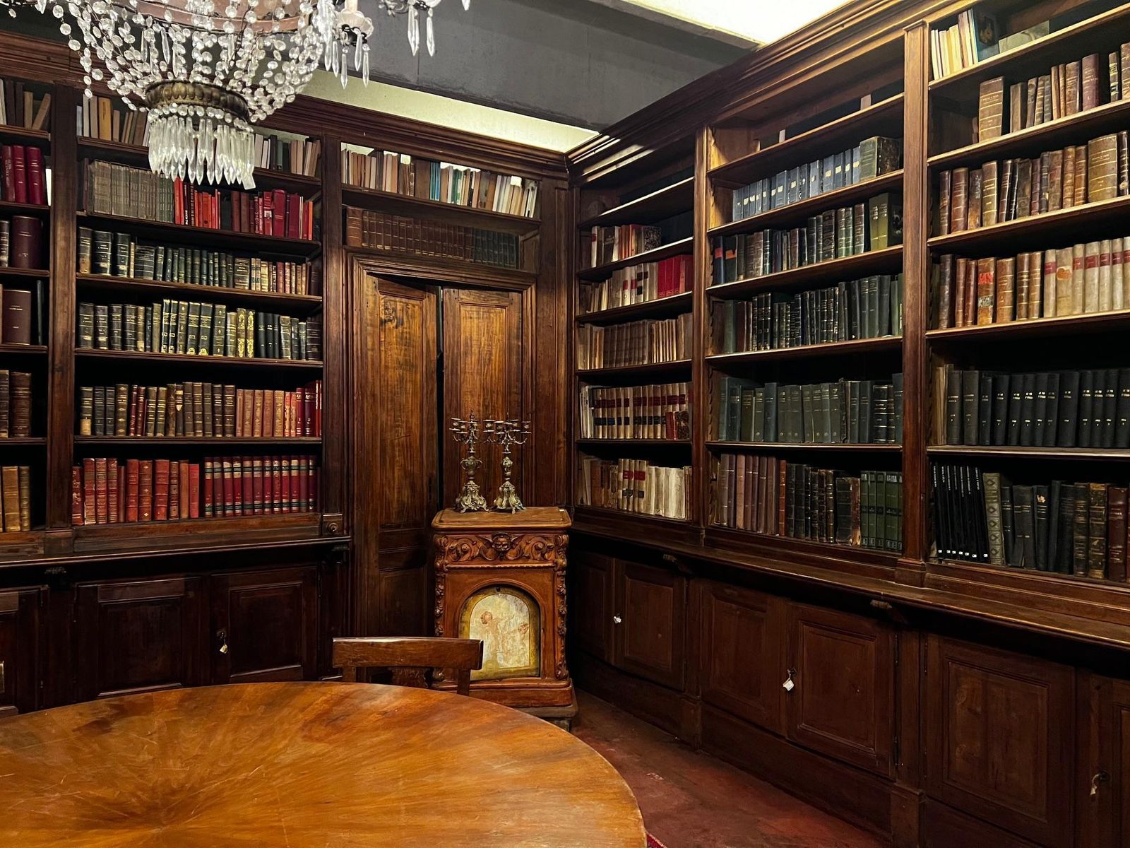 Huge Library Complete With Doors And Arranged On Four Sides Made Of Poplar, Italy photo buy