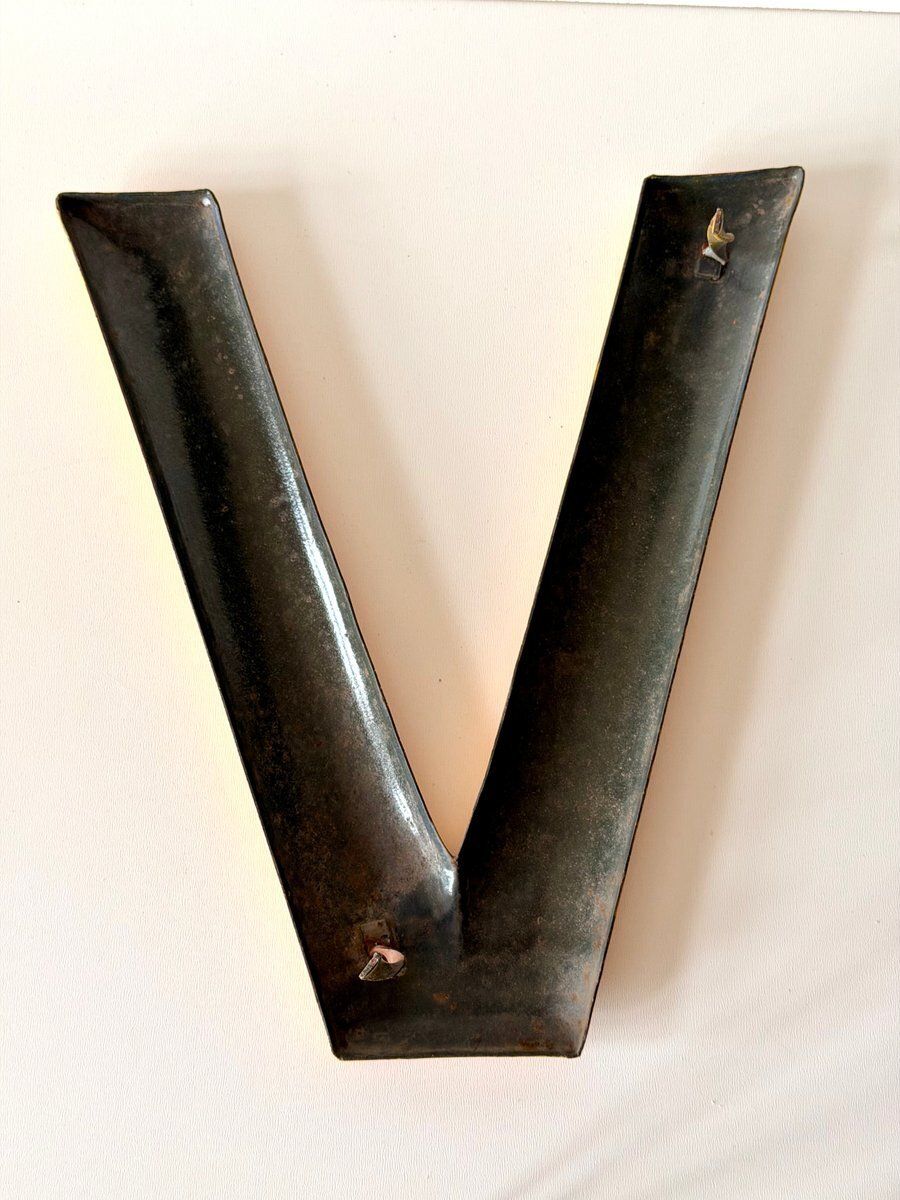 Industriële Emaille Letter V, Jaren 1960 photo vinterior