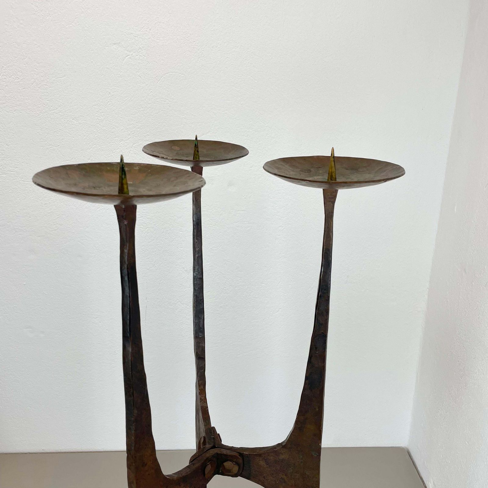 photo vintage Xl 70cm Modernist Sculptural Brutalist Copper Tripod Candleholder, Austria 1950s