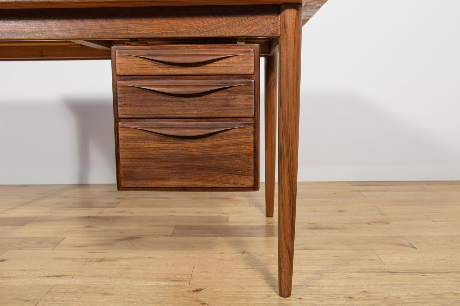photo vinterior Mid Century Walnut Freestanding Desk From Rosengren Hansen, Denmark, 1960s