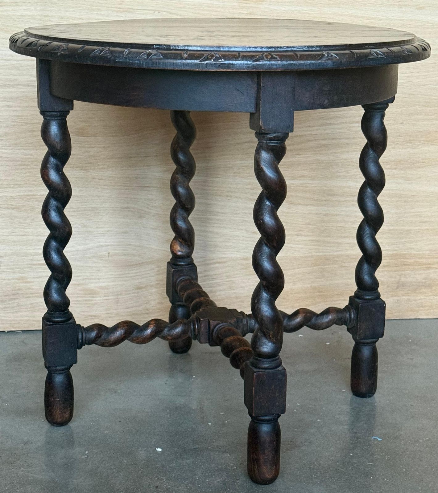 Mobilier Table d'appoint espagnole en noyer, pieds salomoniques et bords biseautés, années 1900 photo