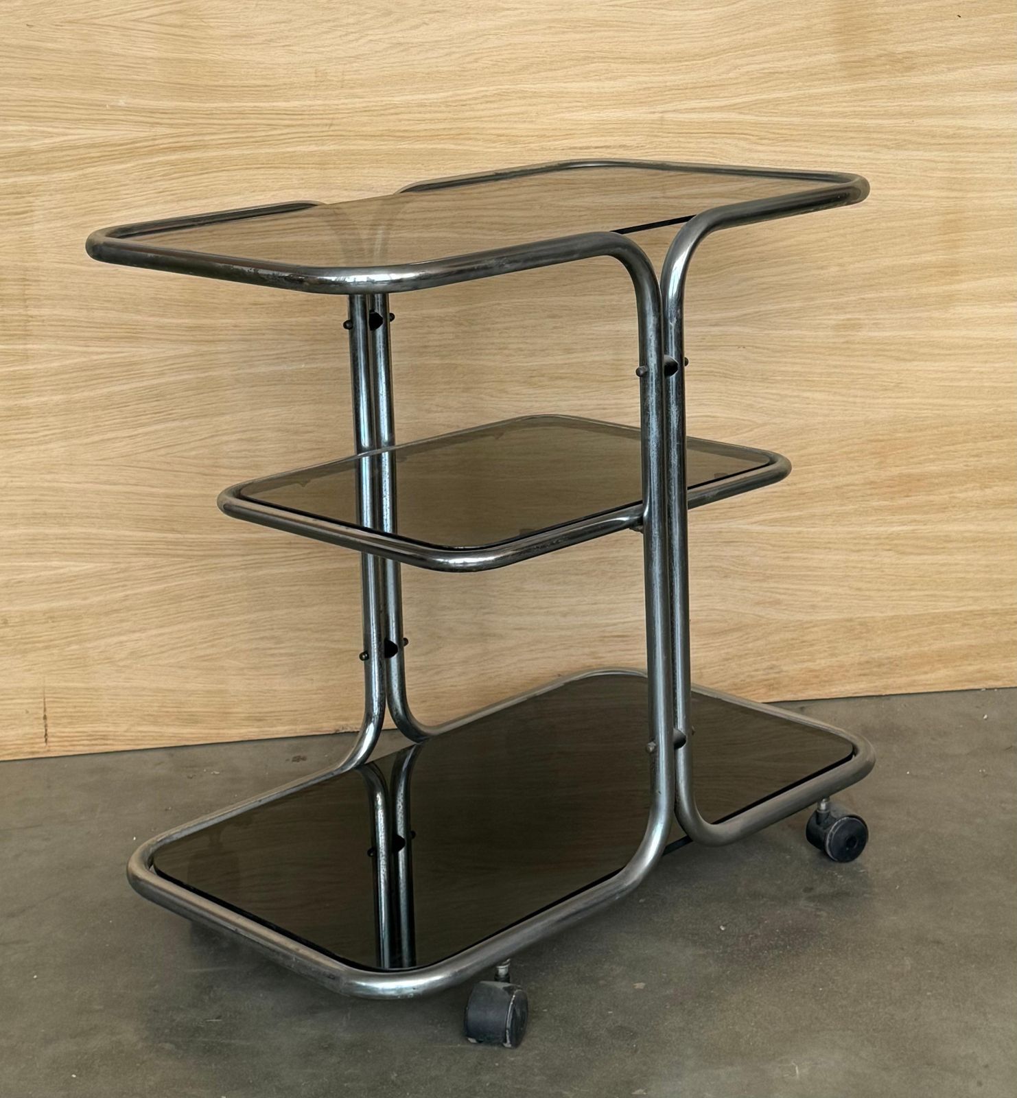 Chariot de service ou bar roulant de style Bauhaus, années 1970 photo vintage