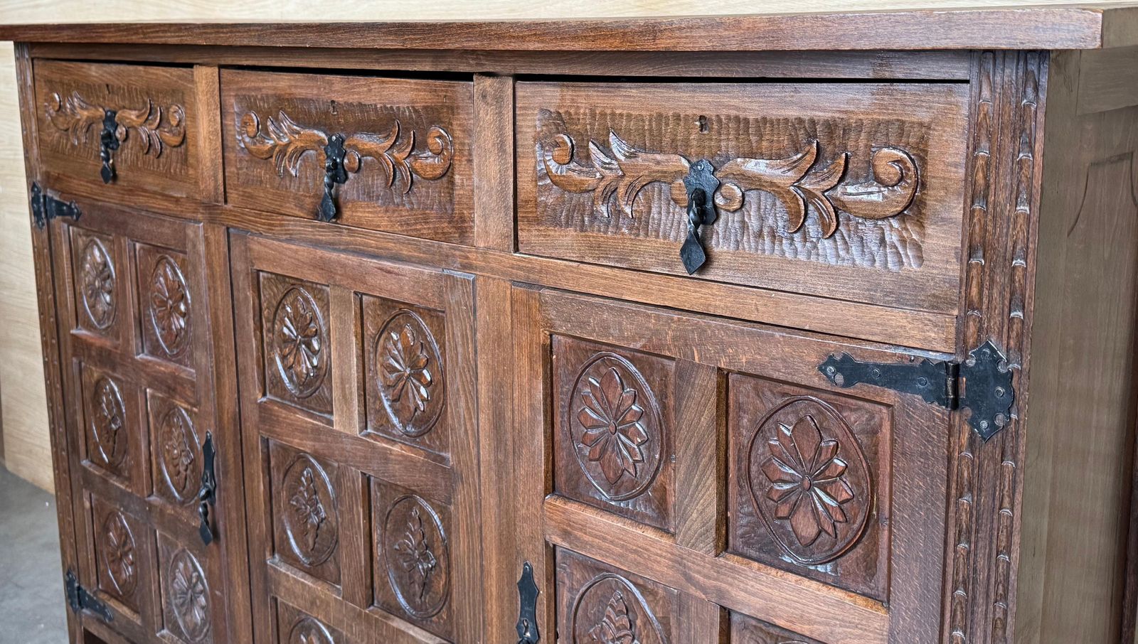 Crédence ou buffet baroque espagnol en noyer sculpté, trois tiroirs, style toscan, XIXe siècle photo vinterior