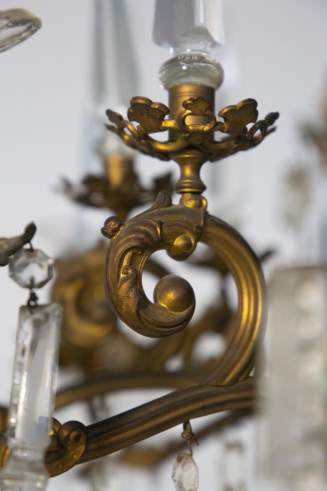 Italian Baroque Chandelier In Gilded Bronze With Green Glass Leaves And Crystal photo buy