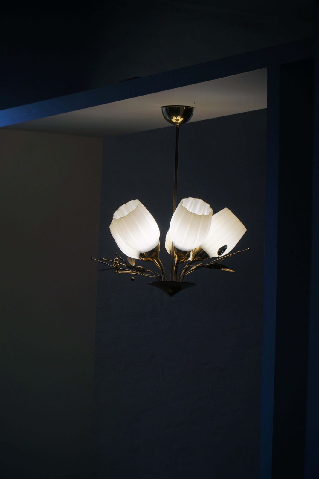 photo vintage Mid Century Modern, Five Light Ceiling Lamp, Opaline Glass Shades, Itsu, Finland