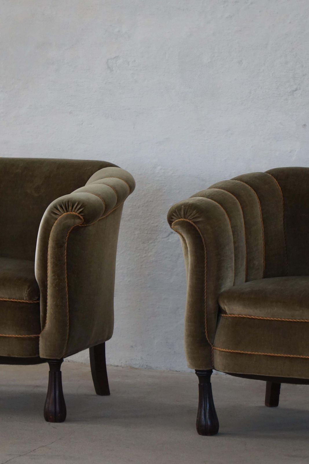 Mid 20th Century, Pair Of Danish Shell Lounge Chairs In Green Velvet, 1940s photo vinterior